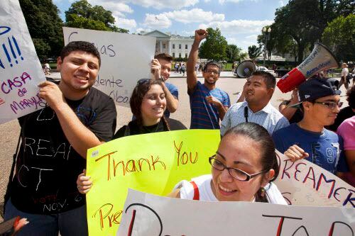 Cientos de miles de estudiantes se han amparado en un programa que suspende su deportación...