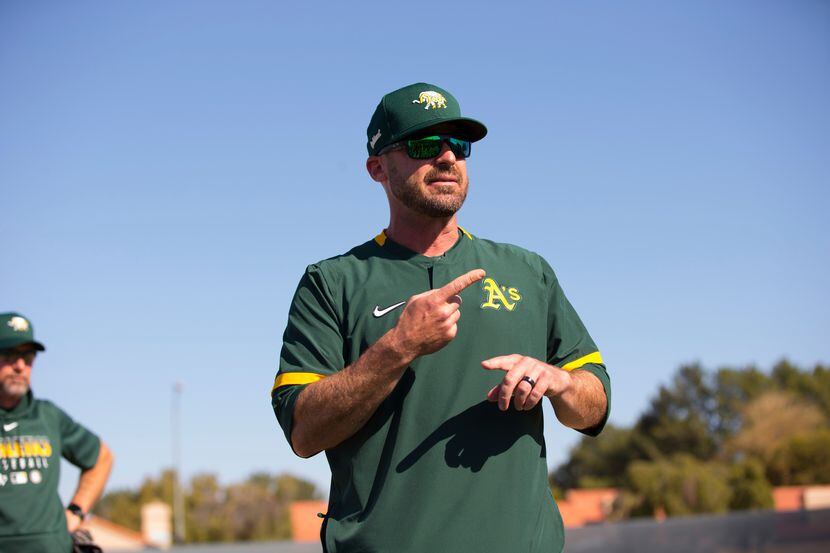 El coach de banca de los A's de Oakland, Ryan Christenson, está metido en problemas.