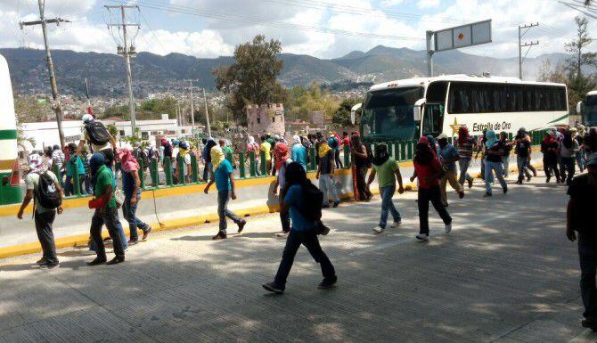 Normalistas durante un bloqueo esta semana en Chilpancingo, Guerrero.(AGENCIA REFORMA)
