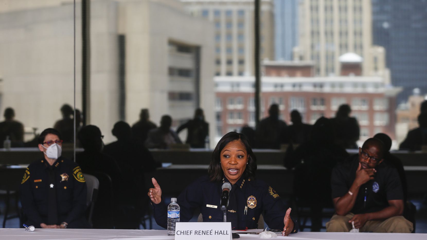 La jefa policial U. Reneé Hall participa en una rueda de prensa sobre seguridad. Un informe interno revela interrogantes en el uso de la fuerza durantes las protestas contra el movimiento Black Lives Matter.