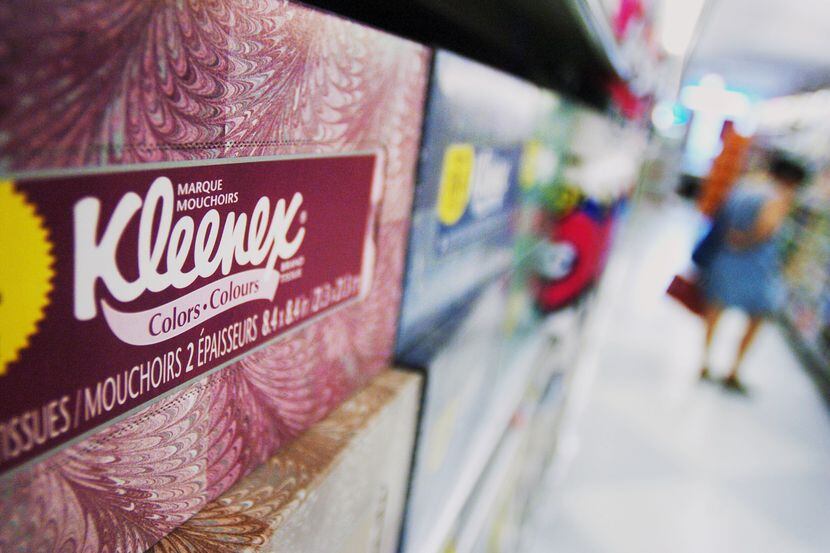 Pañuelos desechables Kleenex, producidos por Kimberly-Clark Corp., en la estantería de un...