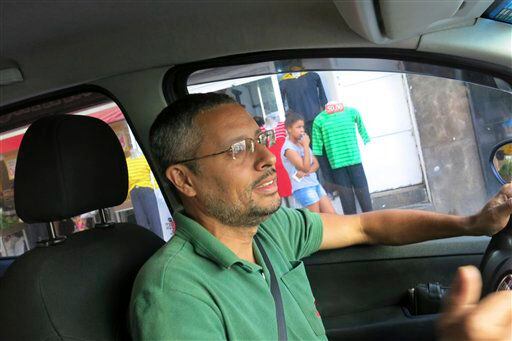 Fabio Freitas, de 37 años, maneja su taxi en Río de Janeiro, Brasil. (PETER PRENGAMAN/AP)
