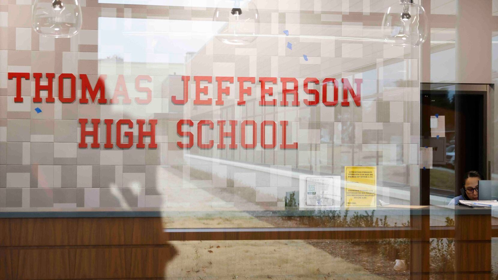 En esta fotografía de archivo. una parte de la escuela Thomas Jefferson High School se ve...