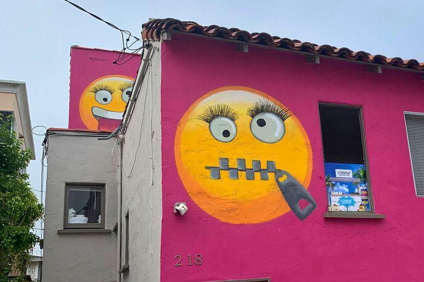 Fotografía de una casa con emojis pintados en Manhattan Beach, California, el miércoles 7 de...