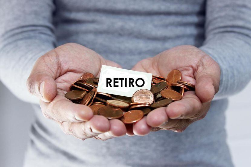 Un hombre muestra sus ahorros para cuando dedica retirarse laboralmente.(GETTY IMAGES)
