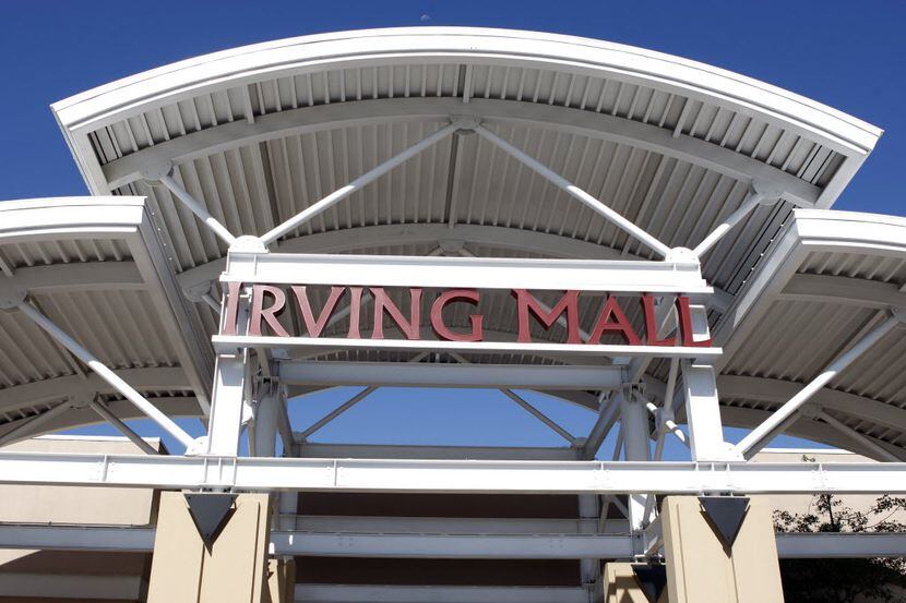 El Irving Mall fue construido en 1972. Ahora sus dueños se han declarado en quiebra para una...