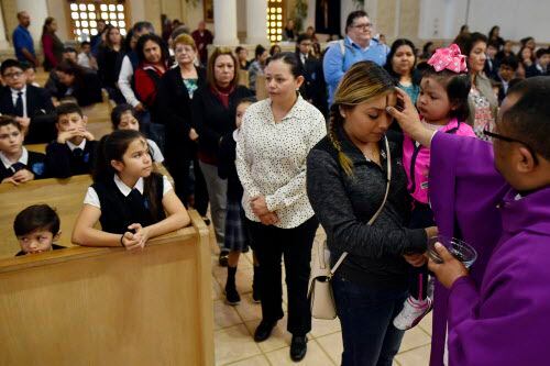 Jeanette Albarrán y su hija Sophia reciben el signo ritual en la iglesia de Santa Clara, en...