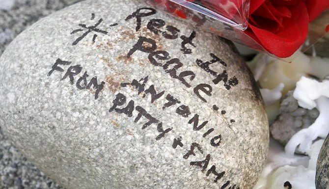 Una piedra y flores marcan el lugar donde Antonio Zambrano Montes fue baleado en Pasco,...