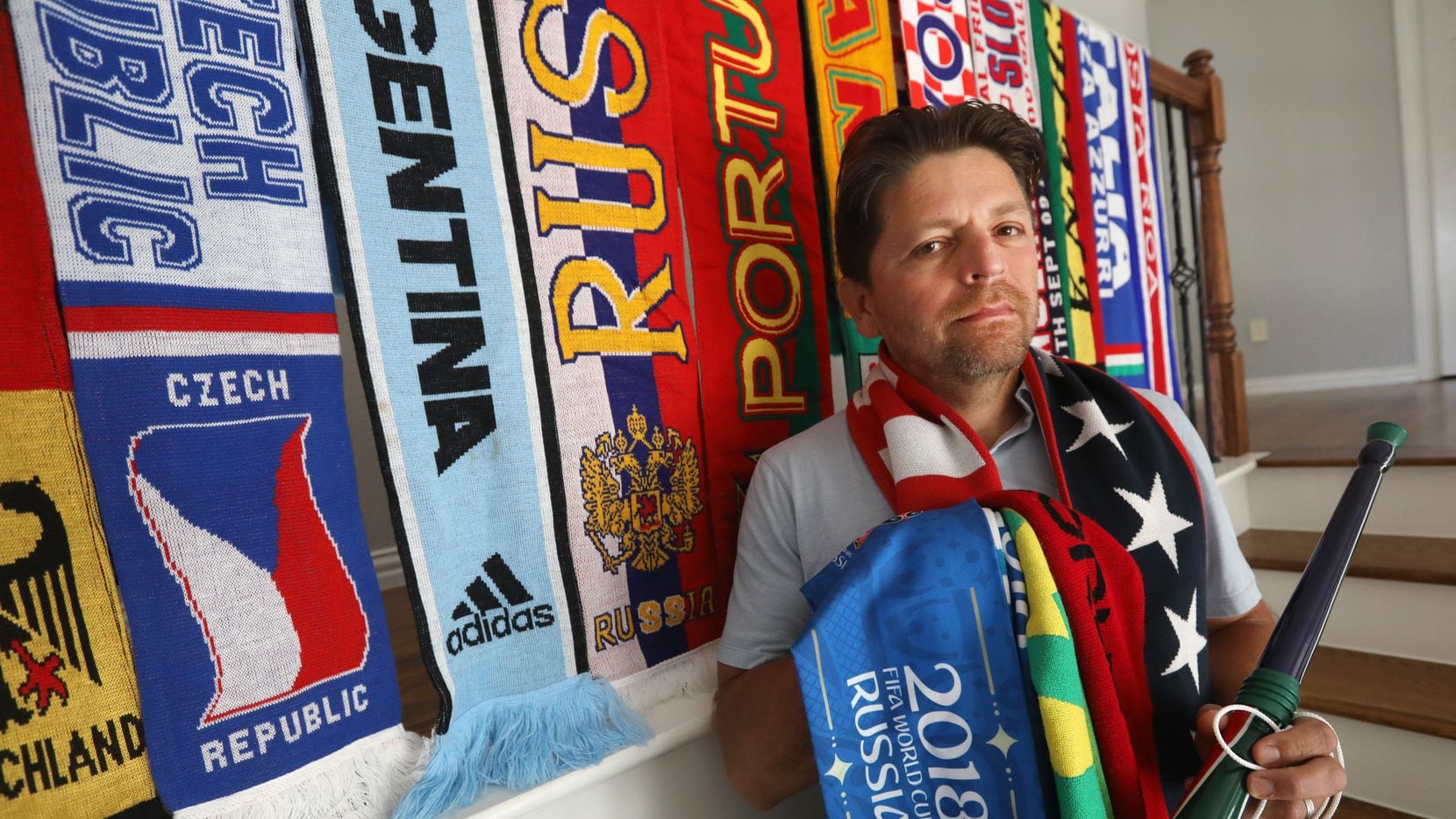 Juan Solís, un ávido fanático de la Copa Mundial, posa para una fotografía en su casa en...