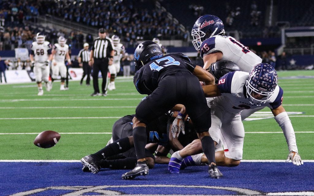 Denton Ryan's wide receiver Drew Sanders (16) fails to catch a Hail Mary pass in the final...