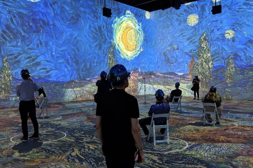 "Starry Night" es una de las obras del artista Vincent Van Gogh que se proyectan en video en...