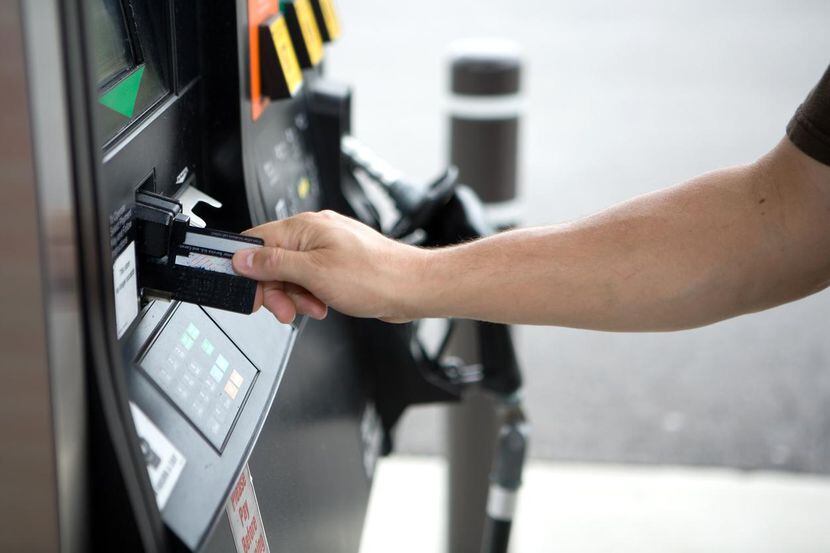 Muchos consumidores prefieren pagar por consumo de gasolina con tarjetas de crédito.(Getty...
