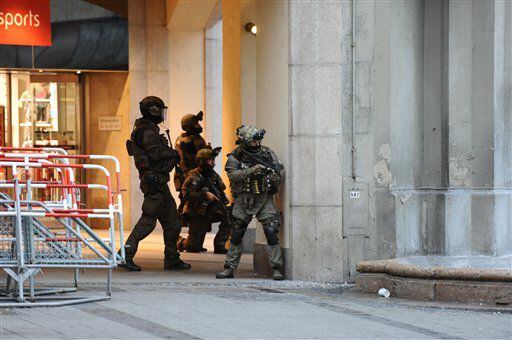 Policías fuertemente armados se parapetan en la plaza Karlsplatz (Stachus), en Munich,...