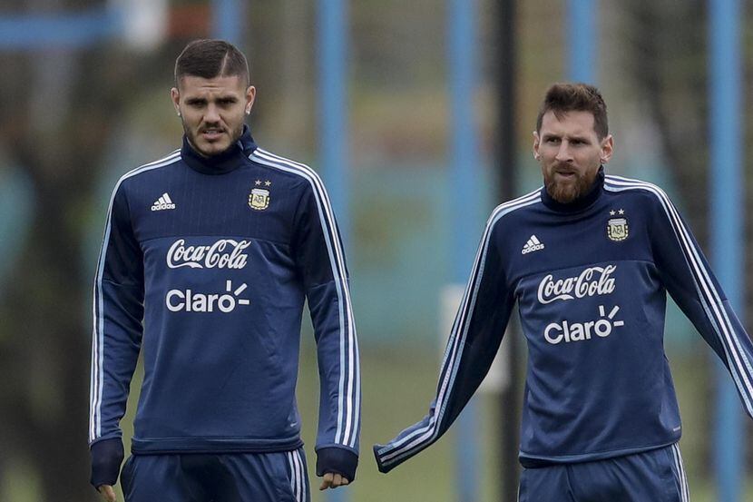 Mauro Icardi y Lionel Messi entrenan el lunes en Buenos Aires, en preparación para su...