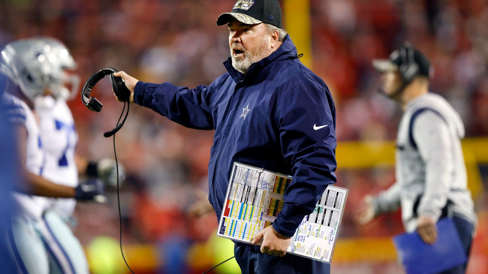 El entrenador en jefe de los Dallas Cowboys, Mike McCarthy, durante el juego contra los...