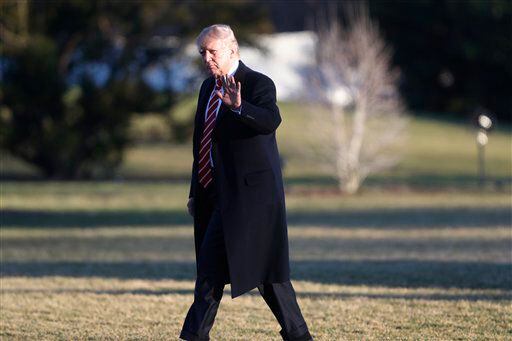 El presidente Donald Trump saluda mientras recorre un jardín de la Casa Blanca en...