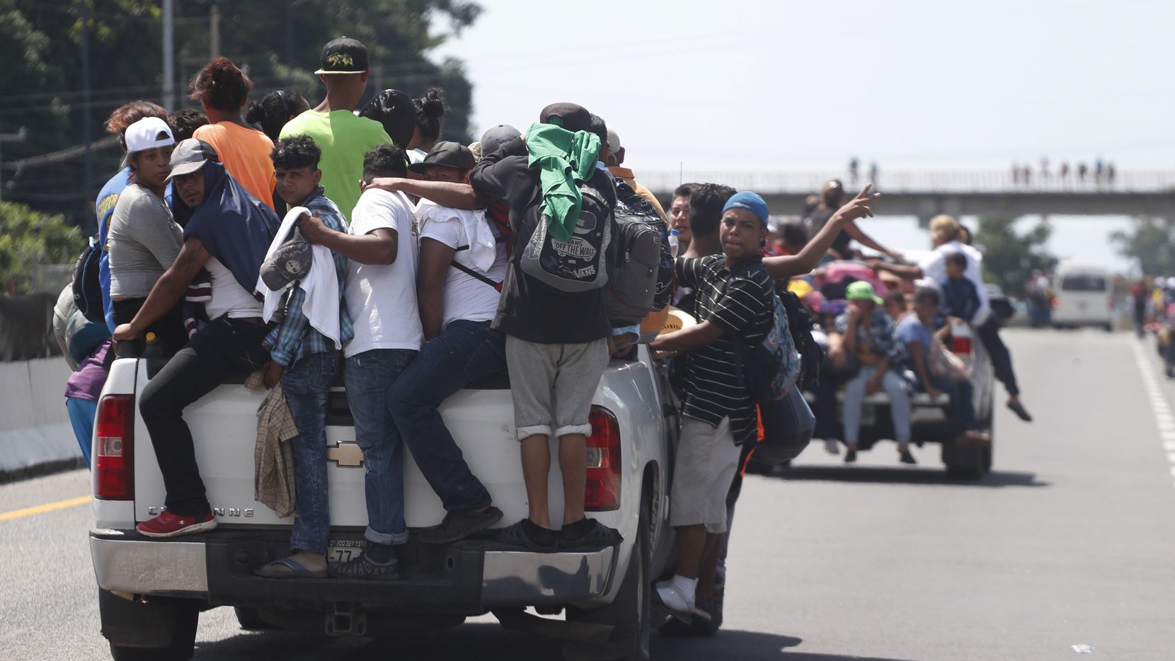 Migrantes de centroamerica piden ayuda para intentar llegar a Estados Unidos luego de cruzar...