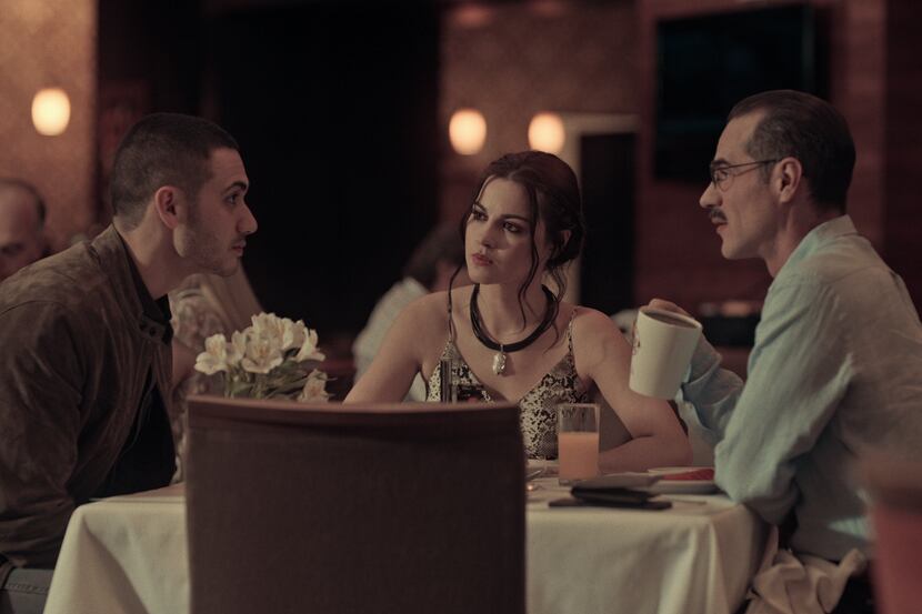 Alejandro Speitzer, Maite Perroni y Jorge Poza durante una escena de la serie "Oscuro Deseo".