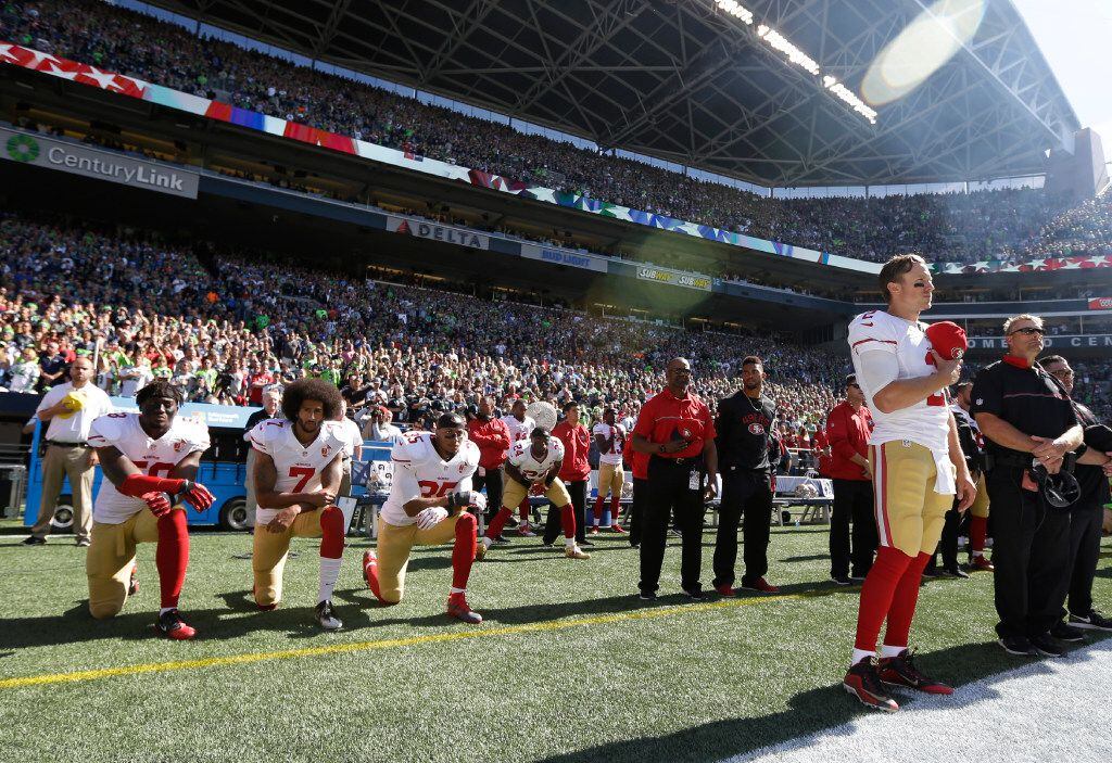  San Francisco 49ers Blaine Gabbert, right, stands as Eli Harold (58), Colin Kaepernick (7)...