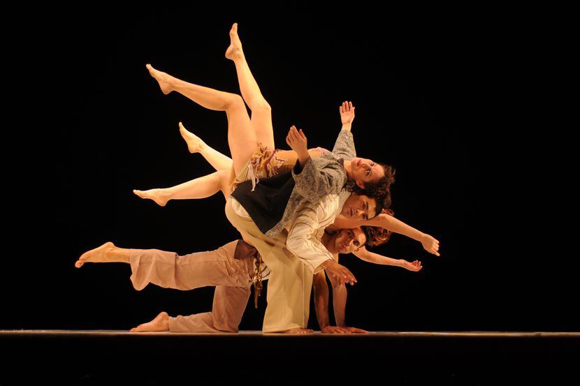 Delfos Danza Contemporánea hara su debut con la obra "Cuándo los disfraces se cuelgan", el...