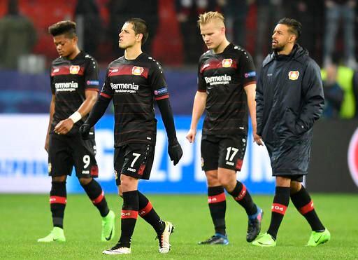 Javier Hernandez (7) y sus compañeros en el Leverkusen tras perder 2-4 ante el Atletico...