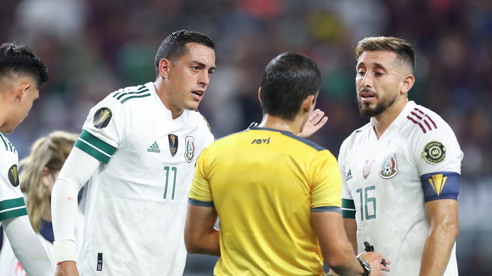 Jugadores de la selección mexicana reclaman al árbitro del juego contra Trinidad y Tobago,...