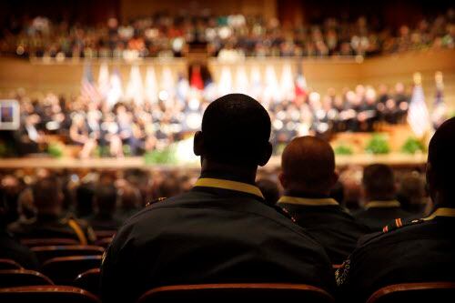 Un oficial de policía escucha las palabras del president Barack Obama en el Morton H....