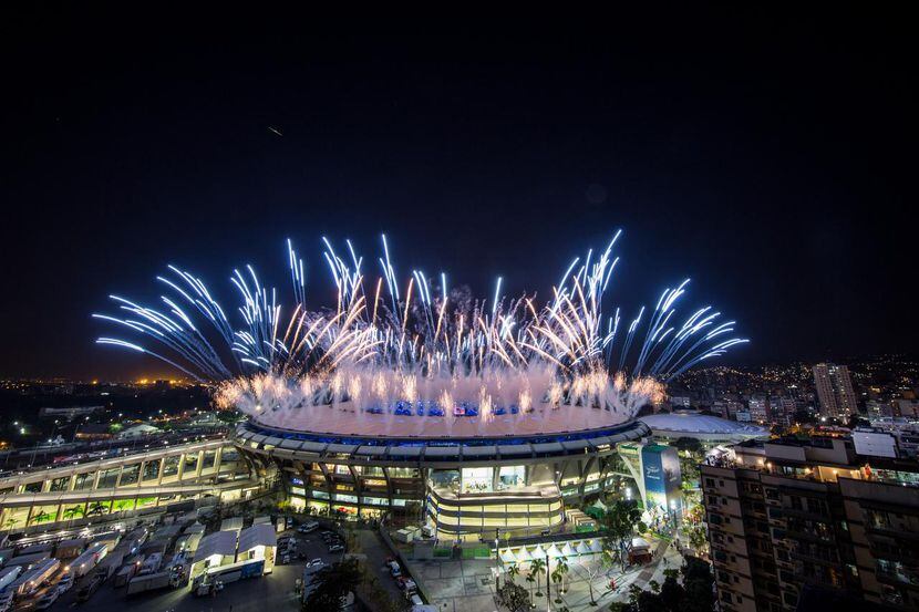 Fuegos artificiales se ven en el estadio Maracaná, donde este viernes se inauguraron los...