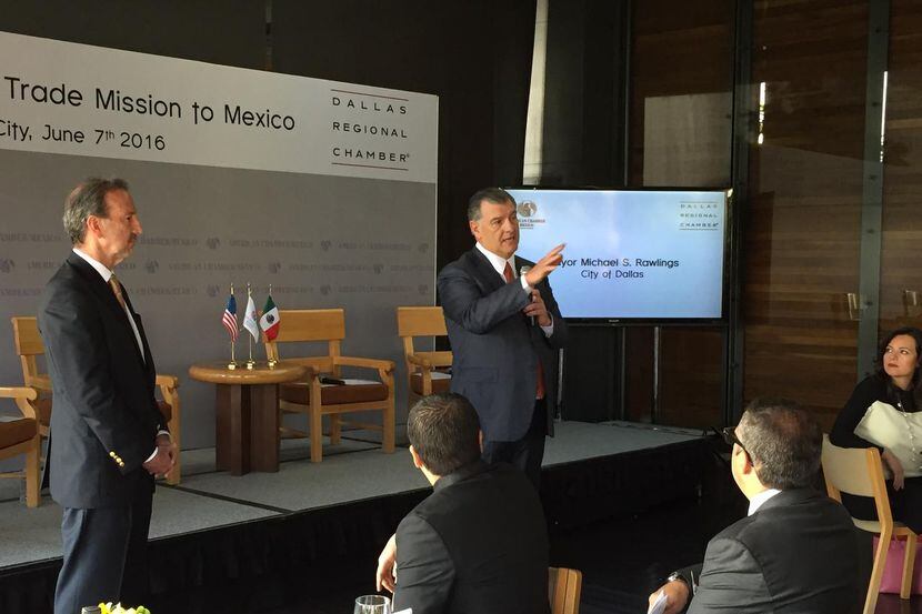 El alcalde de Dallas platicó con empresarios mexicanos en la Cámara de Comercio, el martes....