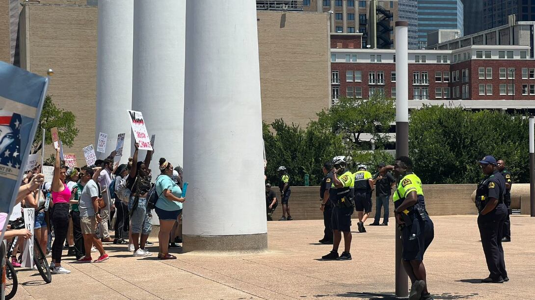 Una manifestación en el centro de Dallas se puso tensa cuando una contraprotesta confrontó a...