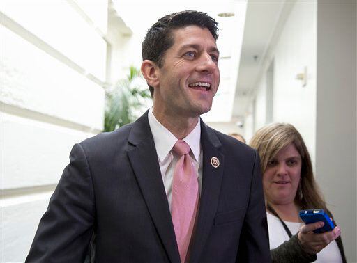 El representante republicano Paul Ryan camina hacia el Congreso.
  AP
