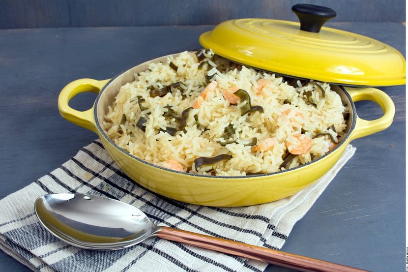 Para lograr un arroz con camarones y chilacas, usted licuar el caldo, el jugo, el ajo y el...