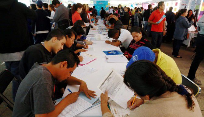 Decenas de personas acuden a una feria de trabajo en Jalisco.(AGENCIA REFORMA)
