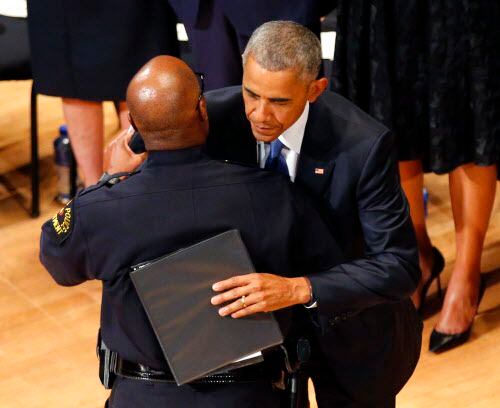 El presidente Barack Obama abraza al jefe de la policía de Dallas, David Brown, luego del...
