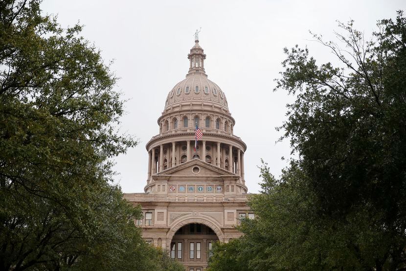 Una vista exterior del Capitolio de Austin en donde una nueva Legislatura se apresta a...