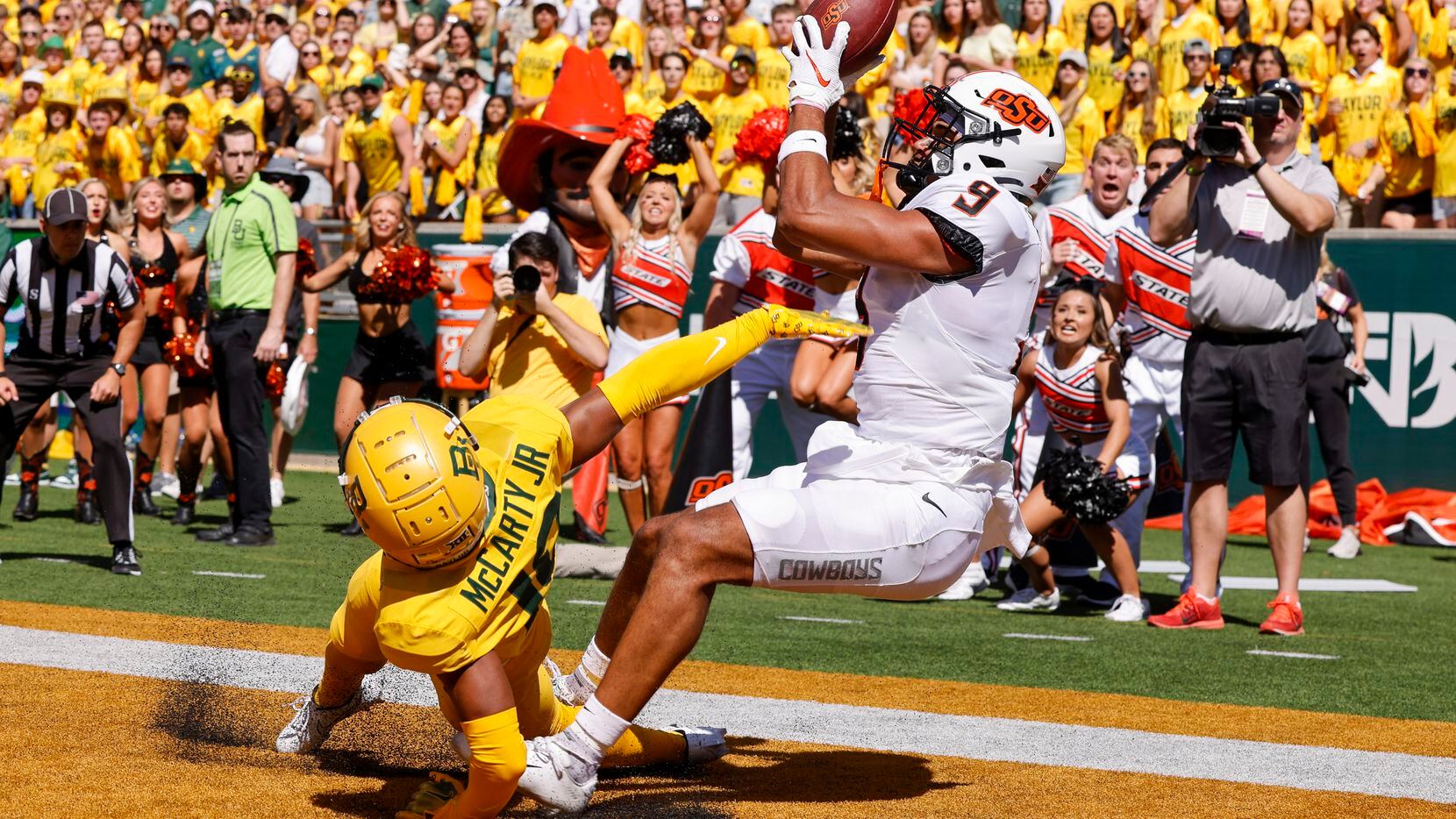 Oklahoma State wide receiver Bryson Green (9) catches a pass for a touchdown over Baylor...