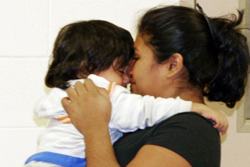 La Patrulla Fronteriza difundió esta fotografía de una madre mexicana que fue reunida con su...