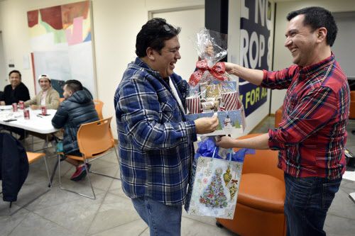 Carlos González, a la izquierda, y Jesús Gallardo intercambian regalos y abrazos durante una...