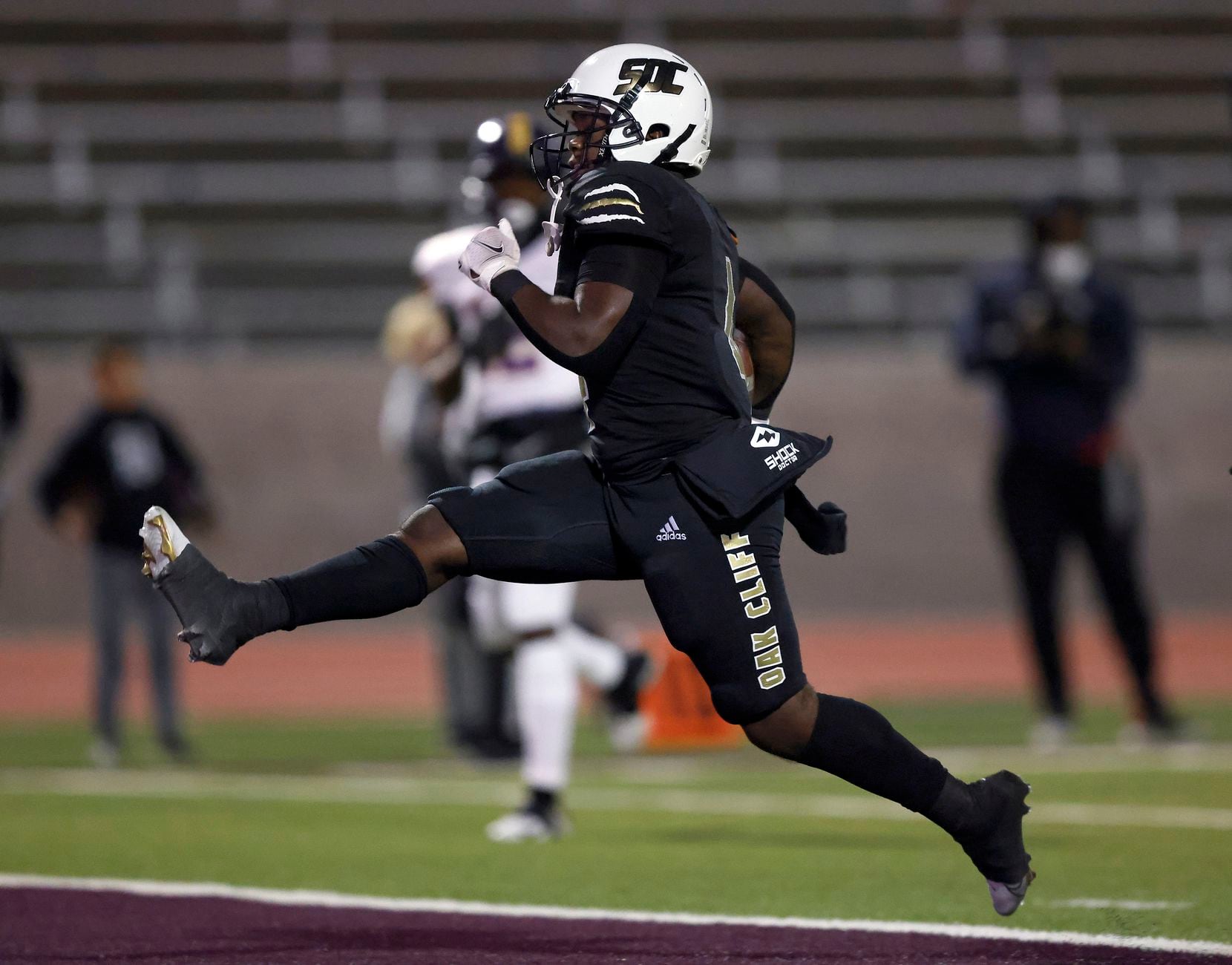 South Oak Cliff running back Qualon Farrar (4) high steps it into the end zone for a first quarter touchdown against Everman during their Class 5A Division II bi-district playoff game at Kincaide Stadium in Dallas, Thursday, November 11, 2021. (Tom Fox/The Dallas Morning News)