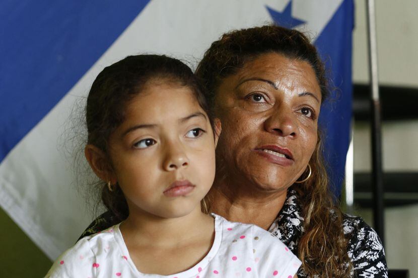 Rosa Oseguera, de Honduras, quien con su esposo de El Salvador reciben protección bajo el...