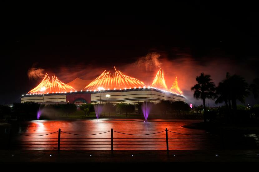 Juegos pirotécnicos adornaron la ceremonia de inauguración del Mundial de Qatar en el...