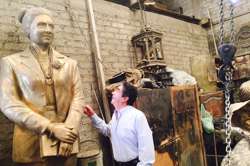 El escultor Germán Michel explica la manufactura de la estatua de Adelfa Callejo en su...