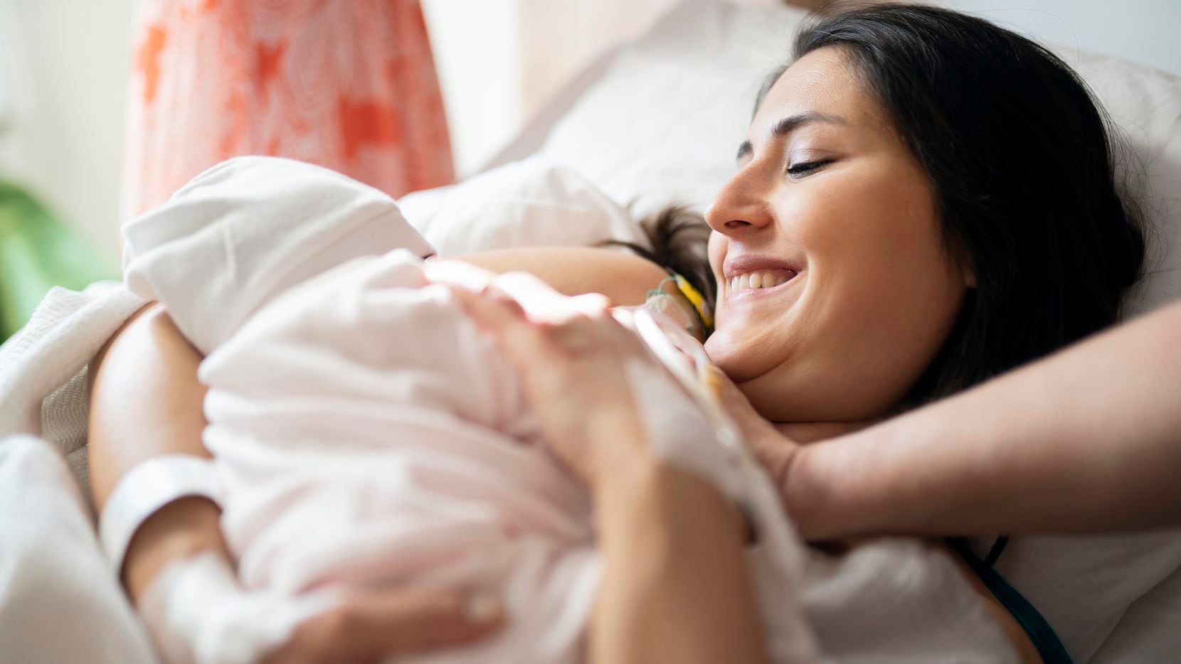 Las madres lactantes y vacunadas contra covid-19 pasan sus anticuerpos a los bebés, según algunos estudios.