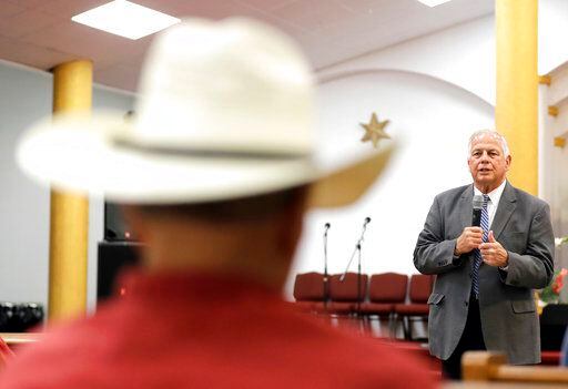 El congresista Gene Green, demócrata de Texas, habla con sus constituyentes en Houston. Foto...