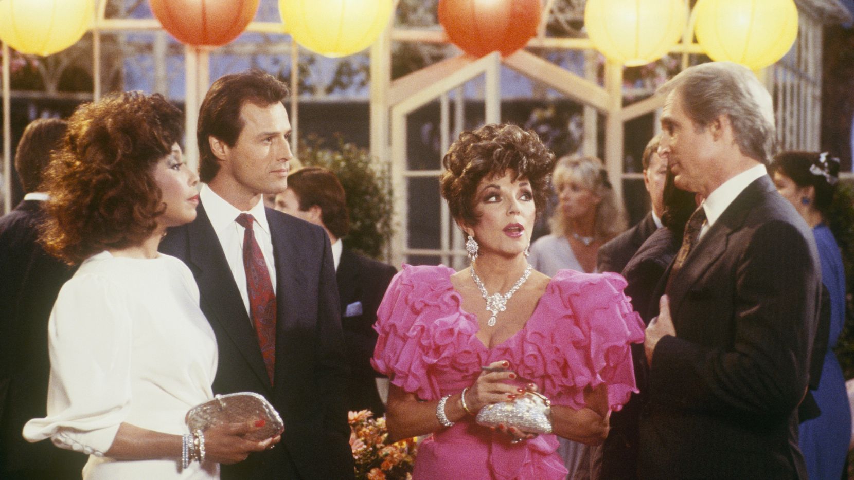 Episodio de Dynasty que salió al aire el 11 de marzo de 1987 muestra a Dirk Maurier (Jon Cypher) Alexis (Joan Collins). Diahann Carroll (Dominique) y Michael Nader (Dex, segundo desde la izquierda).