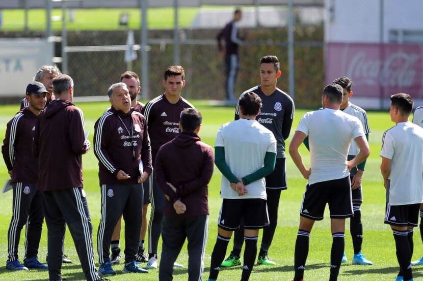 El técnico Gerardo Martino trabaja con un plantel de jugadores de la Liga MX para enfrentar...
