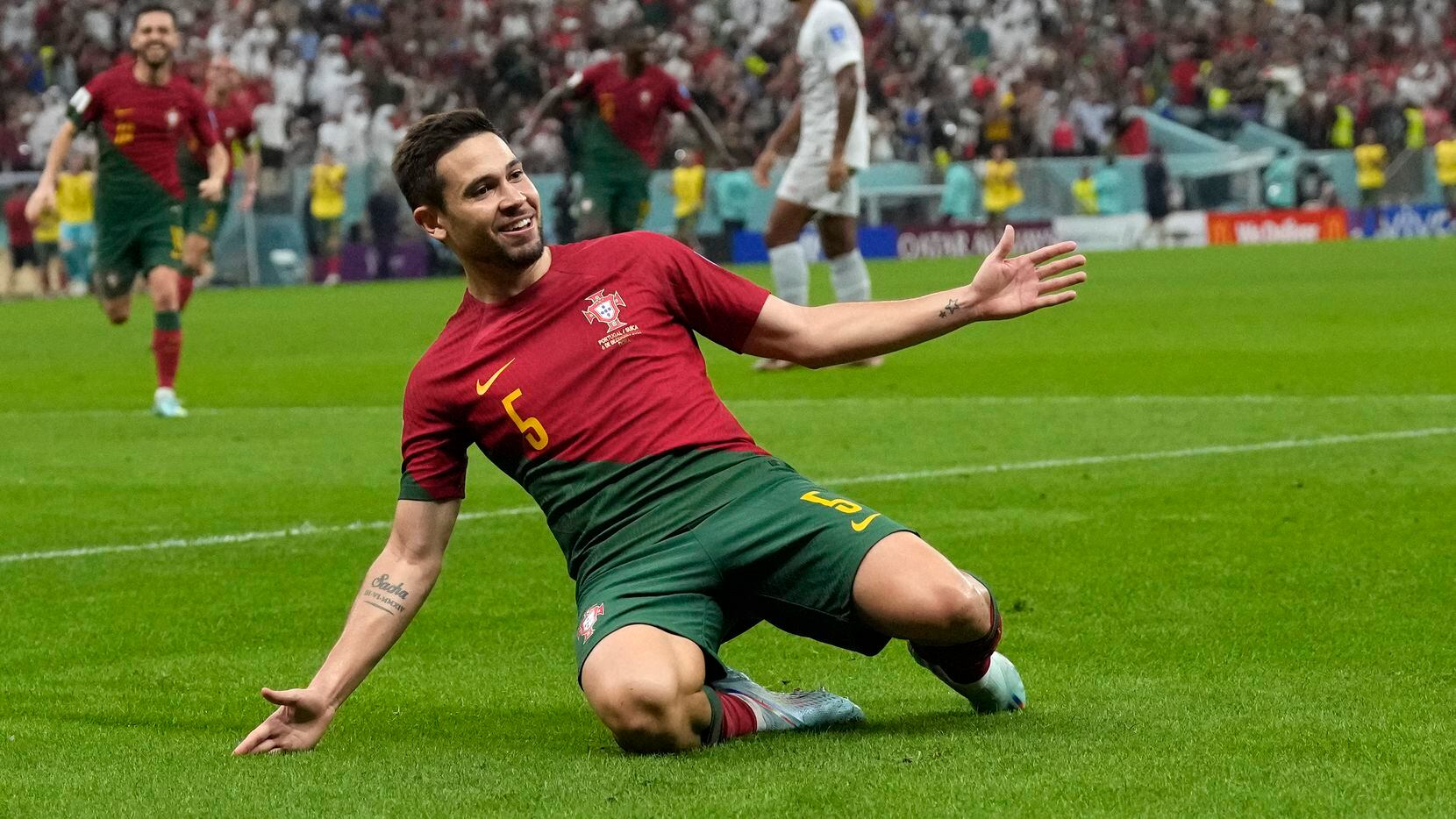 El jugador de la selección de Portugal, Raphael Guerreiro, celebra el gol que anotó en...