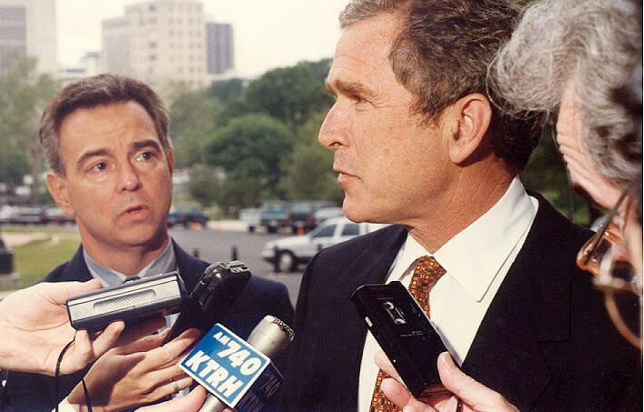 Wayne Slater entrevistando al entonces gobernador de Texas, George W. Bush, en 1997 en Austin.