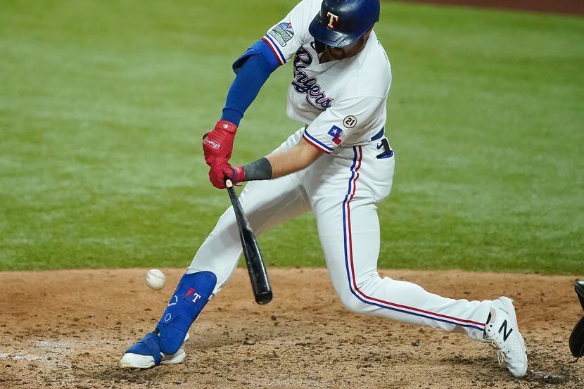 El jugador de los Rangers de Texas, Joey Gallo, conecta un lanzamiento en el juego contra...