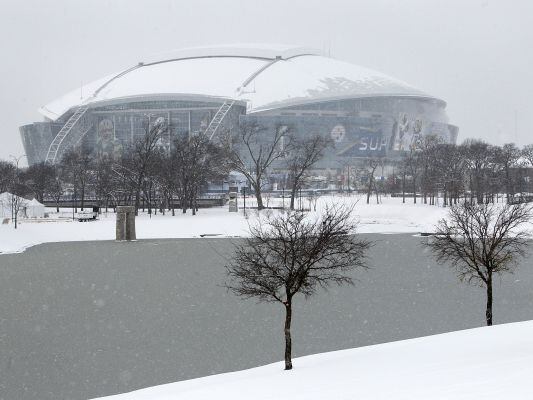 El parque alrededor de Mark Holtz Lake y el estadio de los Cowboys de Dallas, sede del Super...